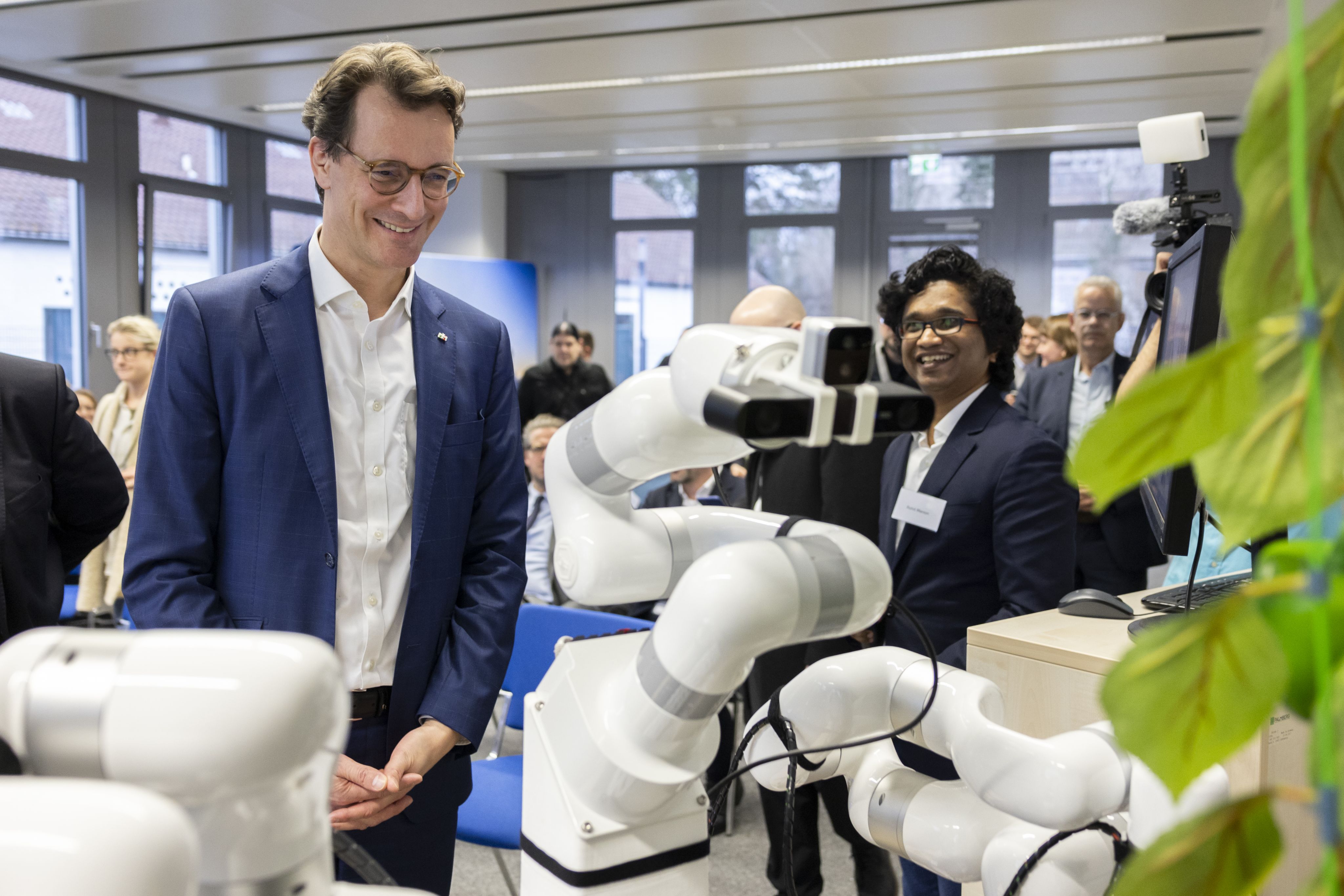 Rohit Menon demonstrating HortiBot to NRW Minister President Hendrik Wüst